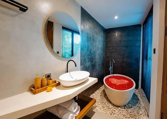 Villa Astu - Tranquil Riverside Near Tanah Lot